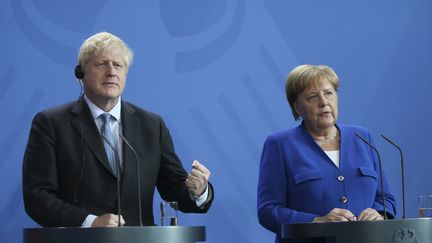 Le Premier ministre britannique, Boris Johnson, et la chancelière allemande, Angela Merkel, le 21 août 2019 à Berlin. (ABDULHAMID HOSBAS / ANADOLU AGENCY / AFP)