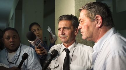 Pascal Fauret et Bruno Odos, les pilotes de l'affaire "Air Cocaïne", le 15 août 2015 au tribunal de Saint-Domingue (République dominicaine). (ERIKA SANTELICES / AFP)