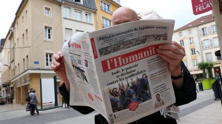 Un homme lit le journal "L'Humanité" à Thionville (Moselle), le 25 mai 2016. (MAXPPP)