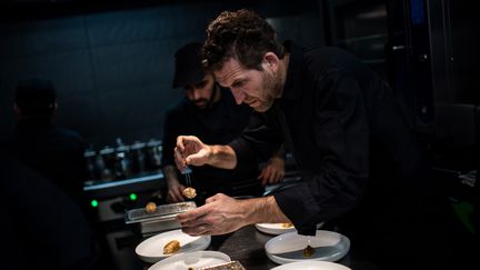 Le chef Alexandre Mazzia dans son restaurant AM à Marseille, le 23 octobre 2018. (CHRISTOPHE SIMON / AFP)