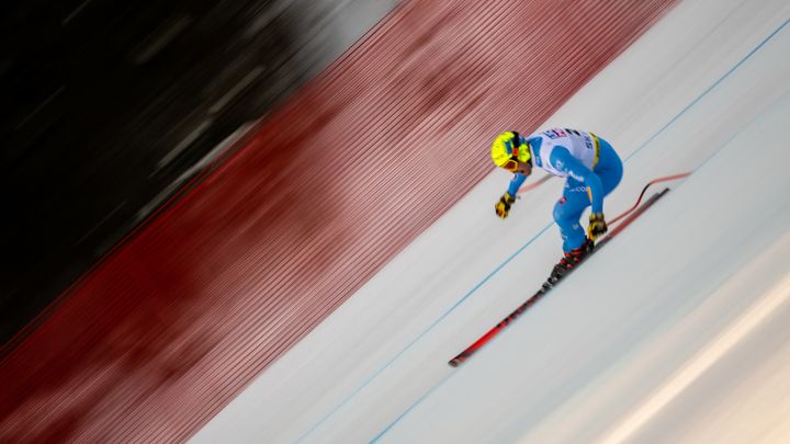 L'Italien Christof Innerhofer dévale la piste de l'Eclipse, à Courchevel, à l'occasion d'un entraînement pour la descente des Mondiaux de ski alpin, le 10 février 2023. (FABRICE COFFRINI / AFP)