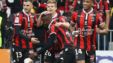 Jean Michael Seri félicité par ses coéquipiers de l'OGC Nice (VALERY HACHE / AFP)