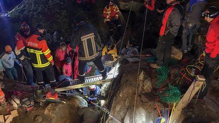 Des secouristes viennent en aide à une fillette de 2 ans tombée dans une crevasse, en Suisse, le 4 octobre 2017. (HANDOUT / POLICE CANTONALE VALAISANNE/ AFP)