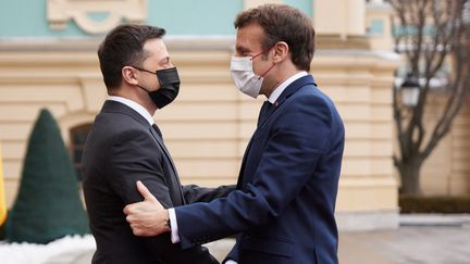 Le président ukrainien, Volodymyr Zelensky, accueille son homologue français, Emmanuel Macron, le 8 février 2022 à Kiev (Ukraine).&nbsp; (HANDOUT / UKRAINIAN PRESIDENTIAL PRESS SER / AFP)