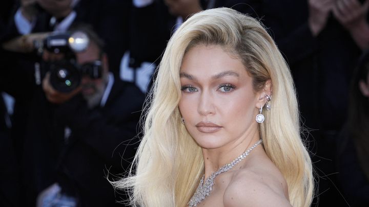 Le mannequin Gigi Hadid a encore fait parler d'elle sur le tapis rouge avec son blond façon "Barbie", plébiscité par la presse féminine. (DANIELE CIFALA / NURPHOTO)