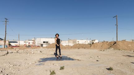 Dans sa série "Pista de baile" (piste de danse), la Mexicaine Teresa Margolles a photographié les prostituées transsexuelles de Ciudad Juárez, ville tristement connue pour les assassinats de femmes. Elle a mis en scène ces femmes particulièrement vulnérables sur des terrains vagues où se dressaient, avant leur démolition, des boîtes de nuit où elles travaillaient. Egalement au CentroCentro Cibeles. Ici, Teresa Margolles, Andrea sobre la Discoteca La Medelon, 2016
 (Teresa Margolles)