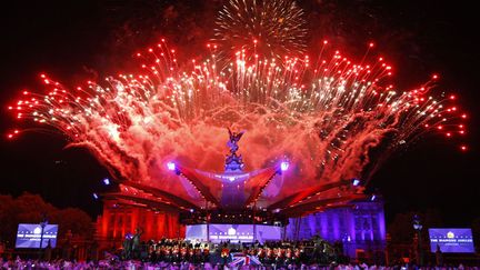 C'est par un court mais somptueux feu d&rsquo;artifices tir&eacute; devant Buckingham que se sont cl&ocirc;tur&eacute;es ces c&eacute;l&eacute;brations. (DAVID MOIR / REUTERS)