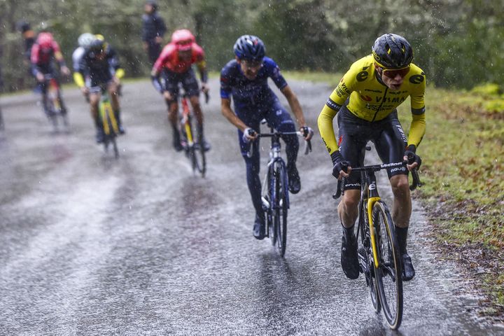 Jonas Vingegaard in front of Frenchman Lenny Martinez during O Grand Camino, February 25, 2024. (MAXPPP)