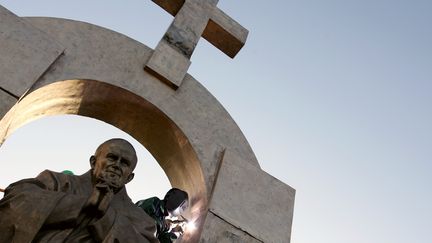 La statue controversée du pape Jean-Paul II installée à Ploërmel
 (DAVID ADEMAS / AFP)