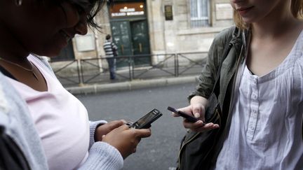 Le maire LR de Seine-Port (Seine-et-Marne) va restreindre l'usage du smartphone dans plusieurs lieux publics de sa ville, notamment devant les écoles. Image d'illustration. (THOMAS SAMSON / MAXPPP)