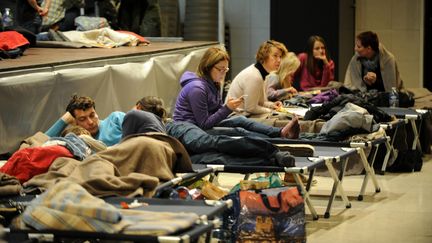 Des touristes passent la nuit dans un centre d'h&eacute;bergement d'urgence &agrave; Albertville (Savoie), le 27 d&eacute;cembre 2014. (JEAN-PIERRE CLATOT / AFP)