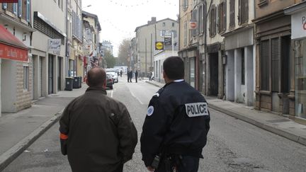 La rue de l'appartement o&ugrave; ont &eacute;t&eacute; retrouv&eacute;s les corps d'une m&egrave;re et de ses deux enfants a &eacute;t&eacute; boucl&eacute;e, le 15 novembre 2012 &agrave; Vienne (Is&egrave;re).&nbsp; (MAXPPP)