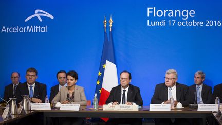 François Hollande, entouré des ministres Najat Vallaud-Belkacem et Christian Eckert, sur le site&nbsp;d'ArcelorMittal, à Florange (Moselle), le 17 octobre 2016. (JULIEN WARNAND / AFP)