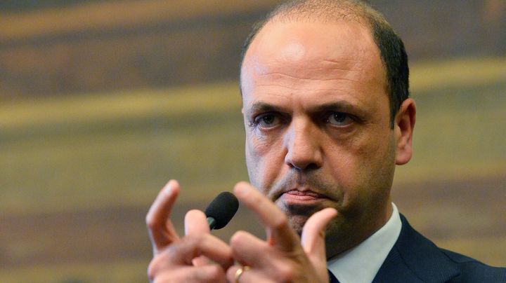 Angelino Alfano, proche de Berlusconi et pr&eacute;sident du Parti de la Libert&eacute; (droite), le 25 avril 2013 &agrave; Rome. (VINCENZO PINTO / AFP)