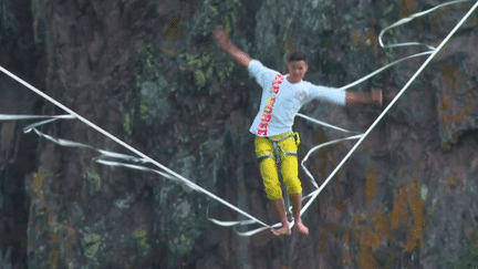 Dans le Haut-Rhin, une trentaine de funambules de l'extrême, venus du monde entier, se sont donnés rendez-vous à Ribeauvillé pour disputer une manche de la coupe du monde de vitesse de highline. (FRANCE 3)