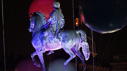 Ambiance fête forraine place Bellecour, en plein centre de Lyon. Des ballons lumineux entourent l&#039;imposante statue de Louis XIV.
 (Jean-François Lixon)