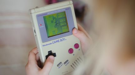 Une Gameboy à Dresde (Allemagne), le 28 avril 2014. (THOMAS EISENHUTH / DPA-ZENTRALBILD)