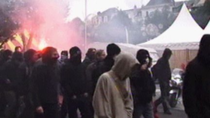 Poitiers : des manifestants casseurs dissimulés derrière des cagoules (© France 3)