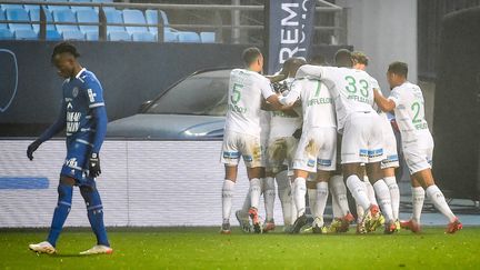 Les Stéphanois célèbrent le but de Miguel Trauco, contre Troyes, le 21 novembre 2021. (MATTHIEU MIRVILLE / AFP)