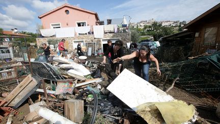 &nbsp; (A Biot, les habitants et des bénévoles ont commencé le nettoyage dès dimanche matin © MaxPPP)