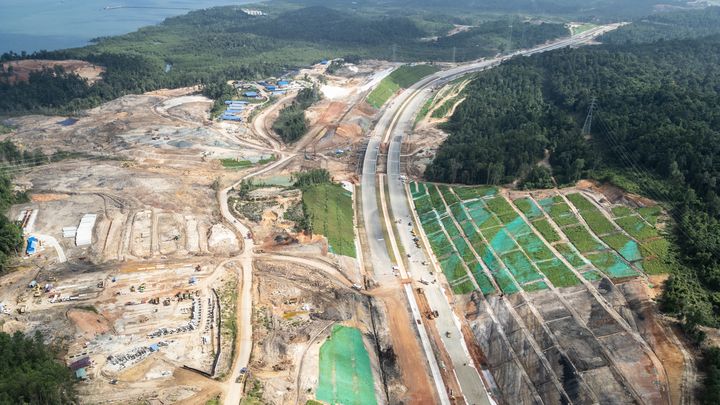 Une portion d'autoroute en construction en direction de Nusantara, à Balikpapan (Indonésie), le 12 juillet 2024. (AFP)