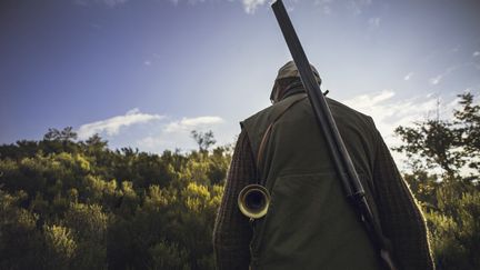 Un chasseur dans les Corbières, en région Occitanie, le 27 octobre 2007. (Photo d'illustration). (IDRISS BIGOU-GILLES / HANS LUCAS / AFP)