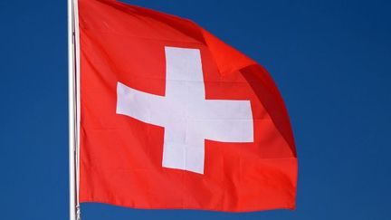 Le drapeau suisse. (RALF HIRSCHBERGER / ZB / PICTURE-ALLIANCE/AFP)