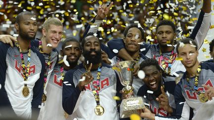 Les basketteurs am&eacute;ricains c&eacute;l&egrave;brent leur victoire en finale de la coupe du monde face &agrave; la Serbie (129-92) le 14 septembre 2014 &agrave; Madrid (Espagne). (GERARD JULIEN / AFP)