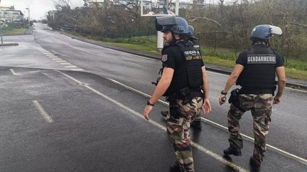 Des gendarmes se déplacent sur une route lors d'une mission de secours, le 16 décembre 2024, à Mayotte. (GENDARMERIE / ANADOLU / AFP)