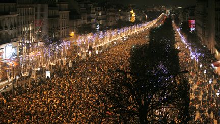 Quelque 650 000 personnes célèbrent le nouvel an sur les Champs-Elysées, à Paris, le 31 décembre 2014. (MATTHIEU ALEXANDRE / AFP)