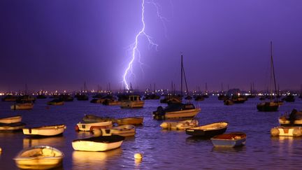 La foudre tombe au large du port de Poole (Royaume-Uni), le 21 juillet 2013. (DAN KITWOOD / GETTY IMAGES)