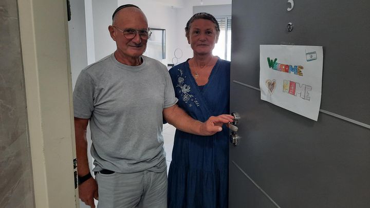 Alain et Aline, installés à Nahariya (Israël). Octobre 2024 (JERÔME JADOT / FRANCEINFO / RADIO FRANCE)