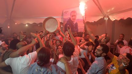 Des partisans de Nabil Karoui, le candidat tunisien emprisonné, devant le QG de son équipe de campagne à Tunis, le 15 septembre 2019. (FETHI BELAID / AFP)