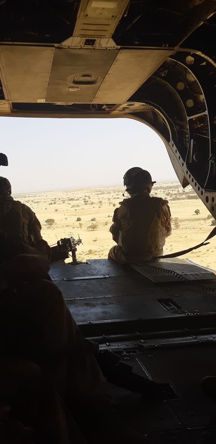 Survolant la région de Ménaka, au Mali, à bord d’un hélicoptère Chinook, le général François Lecointre lors d’un déplacement dans la Bande Sahélo-Saharienne, le vendredi 13 décembre 2019 (FRANCK COGNARD / FRANCEINFO / RADIO FRANCE)