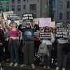 Des femmes manifestent à l'appel de l'organisation Women's March après l'élection de Donald Trump, le 9 novembre 2024 à Washington (Etats-Unis). (VALENTINE PASQUESOONE / FRANCEINFO)