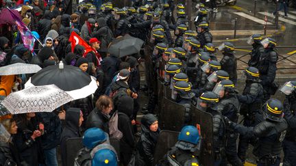 Des manifestants contre le projet de réforme du Code du travail font face aux forces de l'ordre, le 31 mars 2016 à Paris. (DENIS PREZAT / AFP)