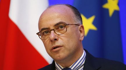 &nbsp; (Bernard Cazeneuve a fait une courte déclaration à Dijon © REUTERS | Charles Platiau)