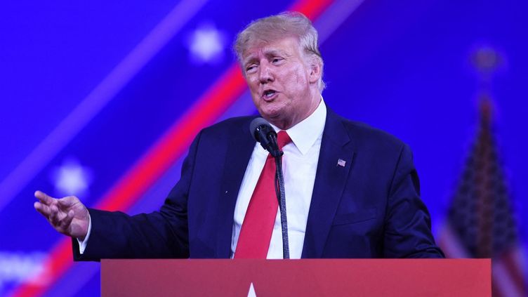 L'ancien président américain Donald Trump, le 26 février 2022,&nbsp;à la grande convention annuelle des conservateurs américains, à Orlando (Floride). (PAUL HENNESSY / ANADOLU AGENCY / AFP)