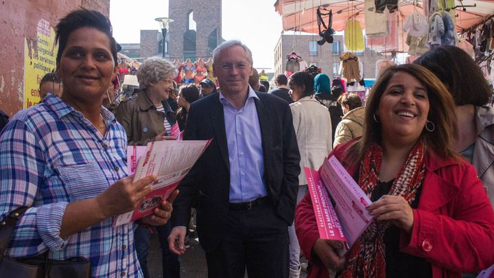 Jean-Paul Jeandon et son &eacute;quipe de campagne sur le march&eacute; de Cergy Saint-Christophe (Val-d'Oise), le 12 mars 2014. (VIOLAINE JAUSSENT / FRANCETV INFO)