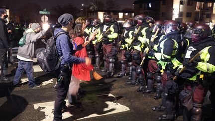 Des manifestants font face à la police à Minneapolis (Etats-Unis), le 12 avril 2021. (SCOTT OLSON / GETTY IMAGES NORTH AMERICA / AFP)