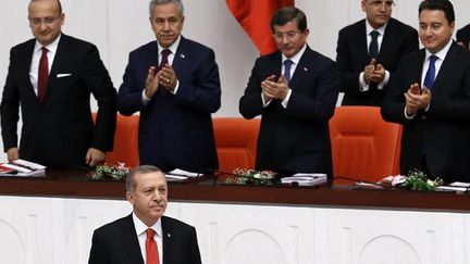 &nbsp; (Le président turc Recep Tayyip Erdogan devant le Parlement © Reuters-Umit Bektas)