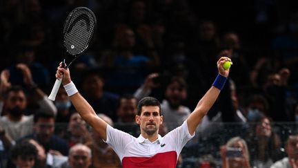 Vainqueur de Hubert Hurkacz en demi-finale, Novak Djokovic savoure sa qualification en finale du Masters 1000 de Paris-Bercy, le 6 novembre 2021. (CHRISTOPHE ARCHAMBAULT / AFP)