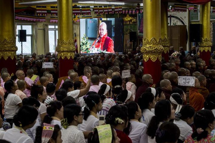 Discours de Wirathu à Rangoun, retransmis sur grand écran devant ses partisans le 27 mai 2017. (AFP - YE AUNG THU)