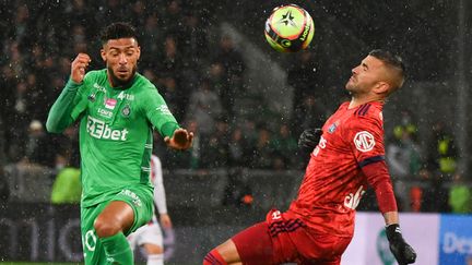 Anthony Lopes au duel contre Denis Bouanga en Ligue 1, au Stade Geoffroy-Guichard, le 3 octobre 2021.&nbsp; (PHILIPPE DESMAZES / AFP)