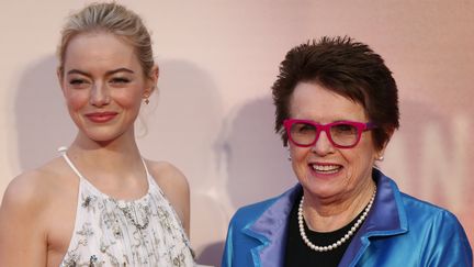 Emma Stone&nbsp;aux côtés de l'ancienne joueuse de tennis Billie Jean King, dont elle incarne le rôle dans "Battle of the sexes".&nbsp; (NEIL HALL / EPA)