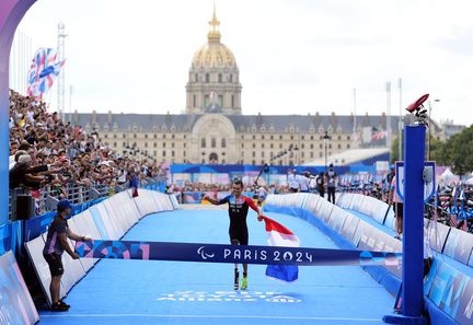 Alexis Hanquinquant, porte-drapeau de la délégation française, remporte la médaille d'or dans sa catégorie PTS4 du triathlon, lors des Jeux paralympiques de Paris 2024, lundi 2 septembre. (ZAC GOODWIN / MAXPPP)