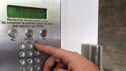 Les sonneries à l'entrée d'un immeuble. (JEAN-LOUP GAUTREAU / AFP)