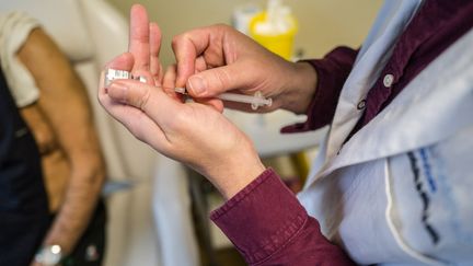 Une personne se fait vacciner contre le Covid dans un centre de santé, à Toulouse (Haute-Garonne), le 30 novembre 2022. (FREDERIC SCHEIBER / HANS LUCAS / AFP)