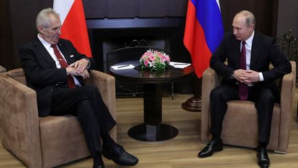 Le président tchèque, Milos Zeman, et son homologue russe, Vladimir Poutine, lors d'une rencontre le 21 novembre 2017. (MICHAEL KLIMENTYEV / SPUTNIK / AFP)