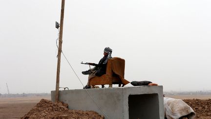 Le 1er novembre 2016, il a pris position près du village d'Abu Jarboa, libéré mais toujours sous la menace de djihadistes cachés dans des tunnels et prêts à mener des attaques meurtrières. (Ahmed JADALLAH / REUTERS)